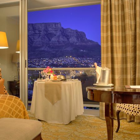 Taj Cape Town Hotel ภายนอก รูปภาพ A room at the Cape Town Hilton