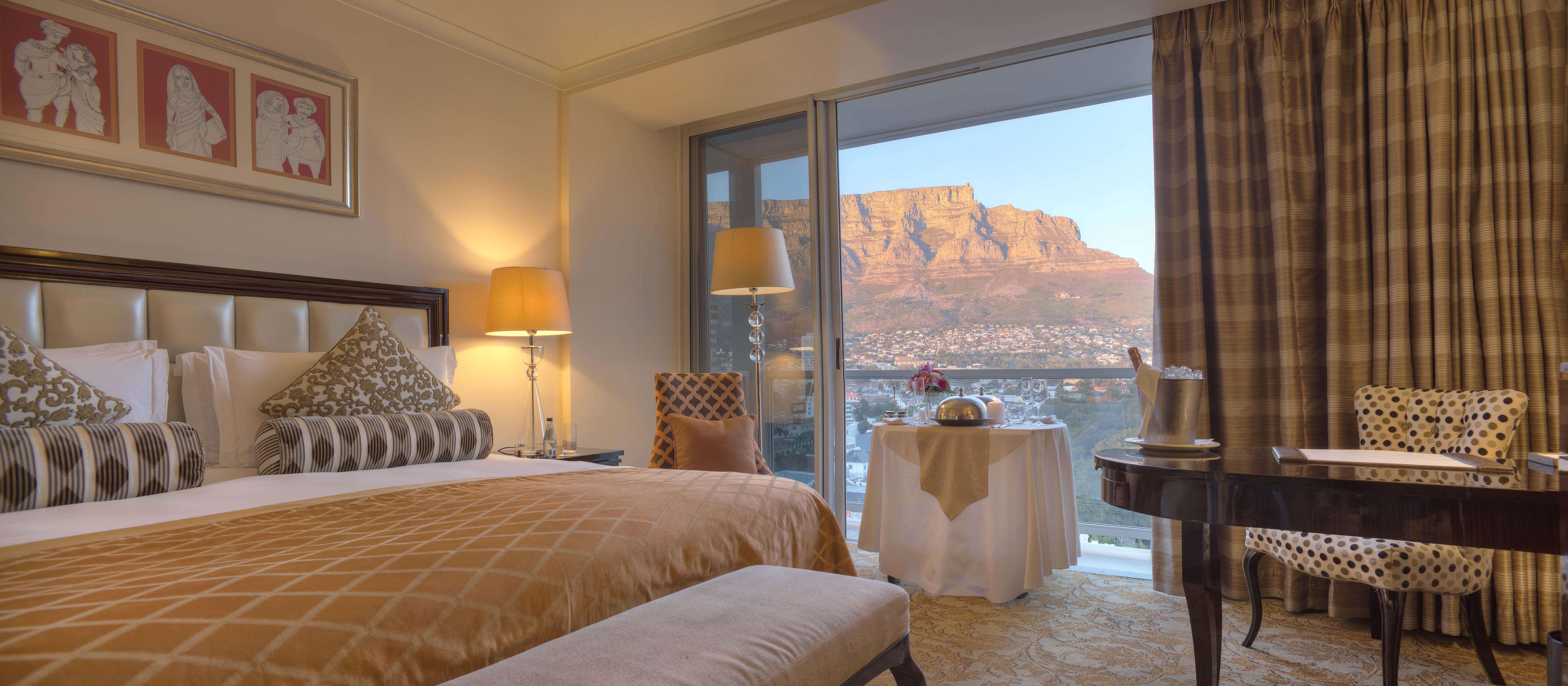 Taj Cape Town Hotel ภายนอก รูปภาพ A room at the Taj Mahal Palace