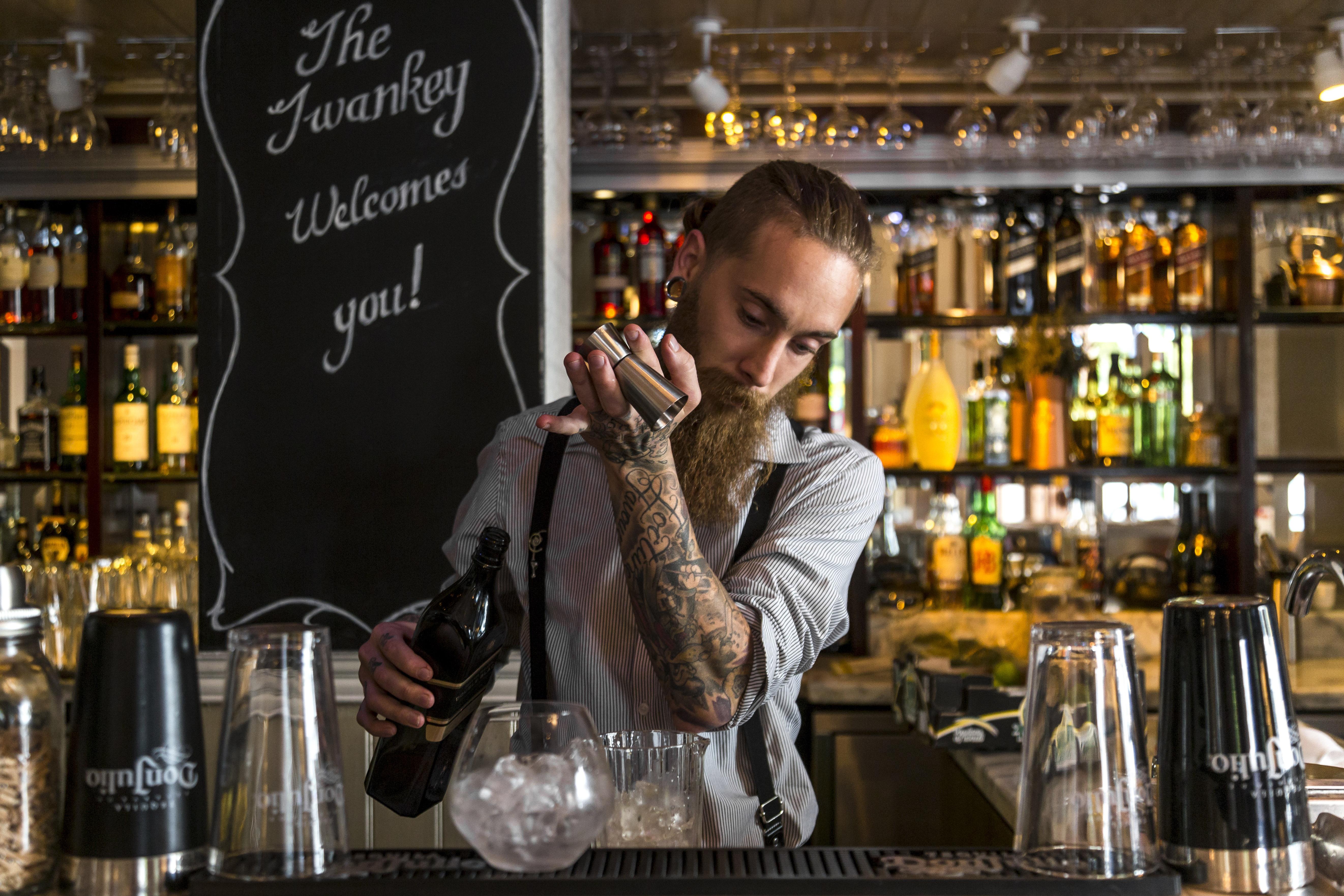 Taj Cape Town Hotel ภายนอก รูปภาพ A bartender at work