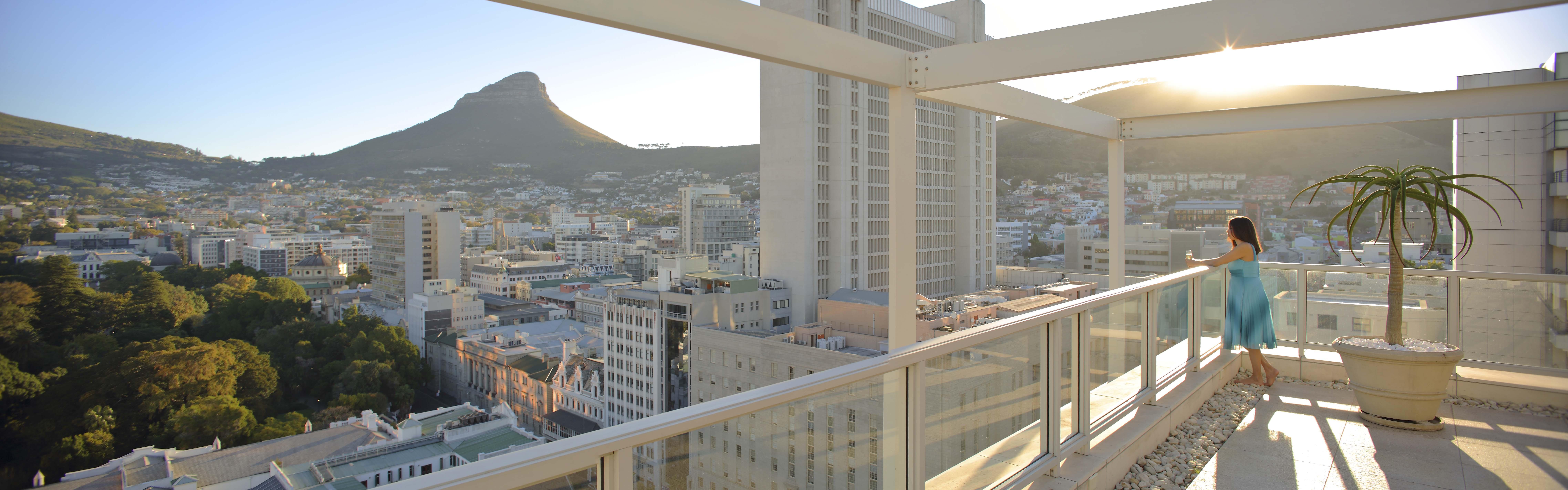 Taj Cape Town Hotel ภายนอก รูปภาพ View of the Cape Town skyline from the Cape Town International Convention Centre