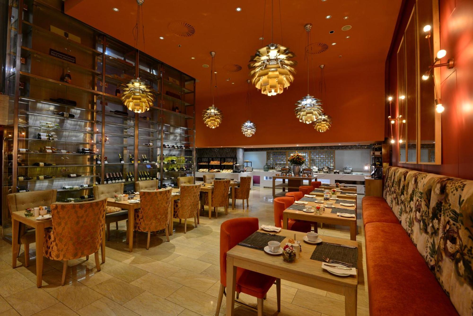 Taj Cape Town Hotel ภายนอก รูปภาพ The interior of the restaurant