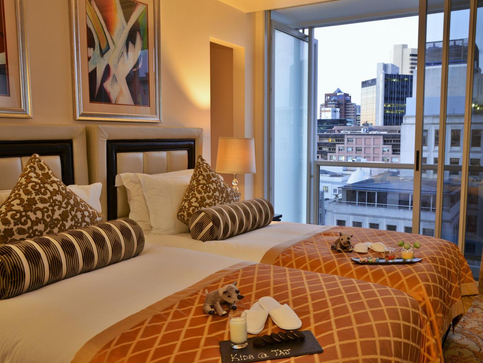 Taj Cape Town Hotel ภายนอก รูปภาพ A bedroom at the hotel