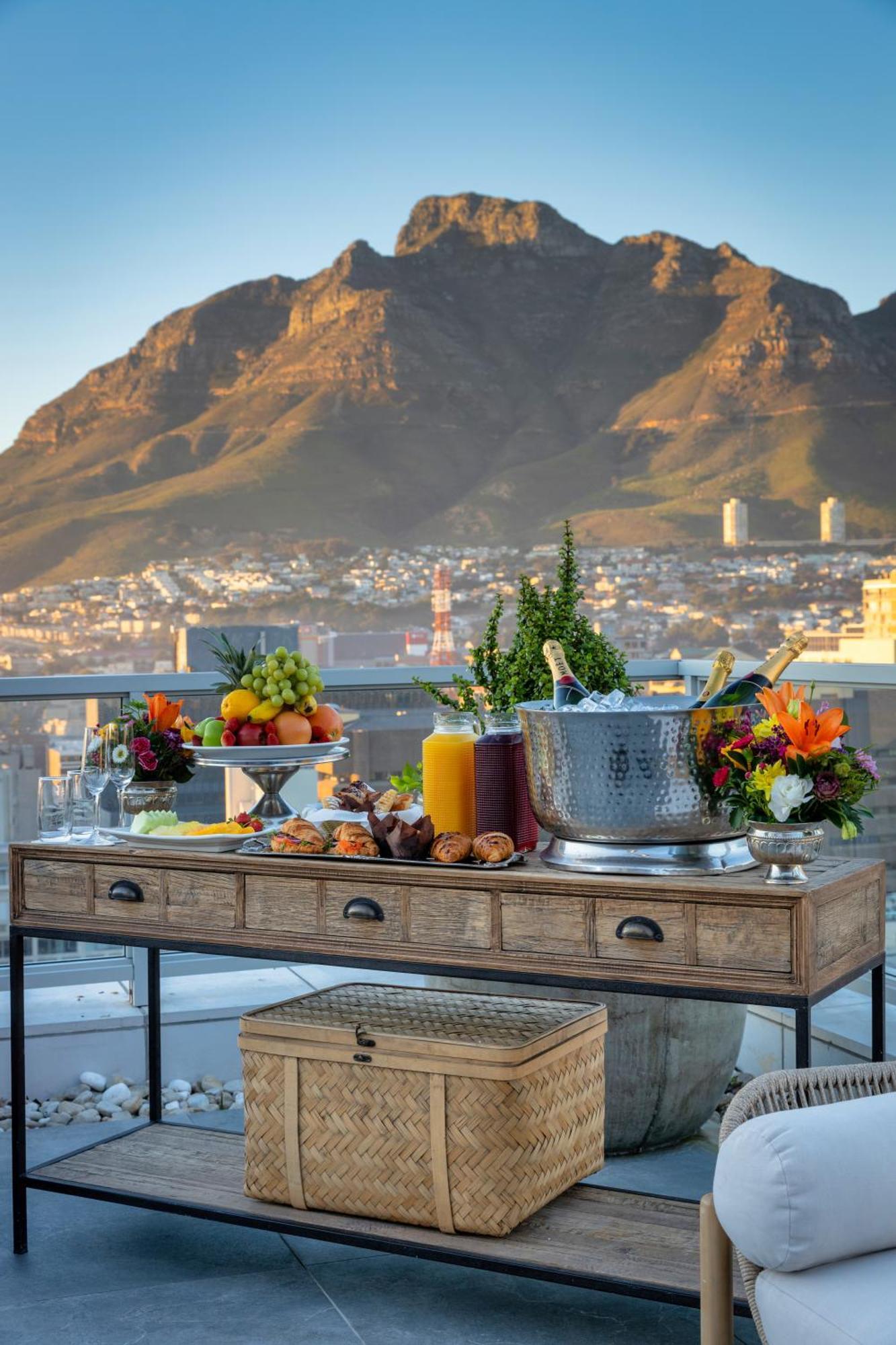 Taj Cape Town Hotel ภายนอก รูปภาพ A buffet at the Four Seasons Hotel in Cairo, Egypt