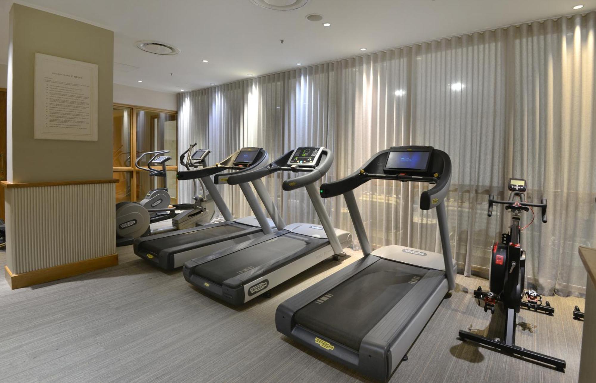 Taj Cape Town Hotel ภายนอก รูปภาพ Treadmills in a gym