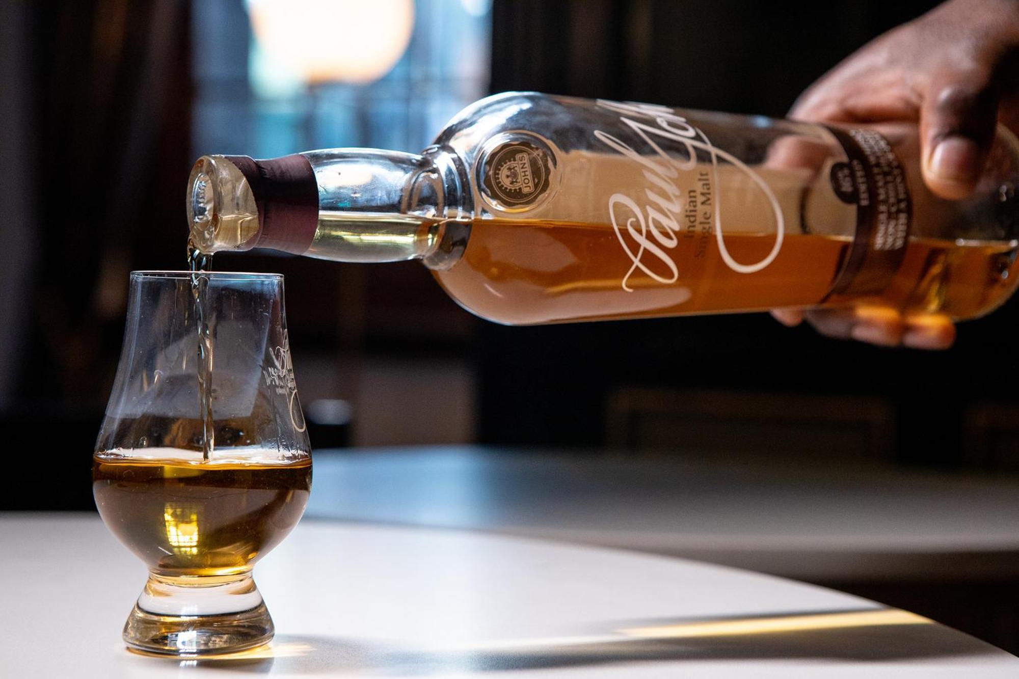 Taj Cape Town Hotel ภายนอก รูปภาพ A bottle of Auriverde being poured into a glass