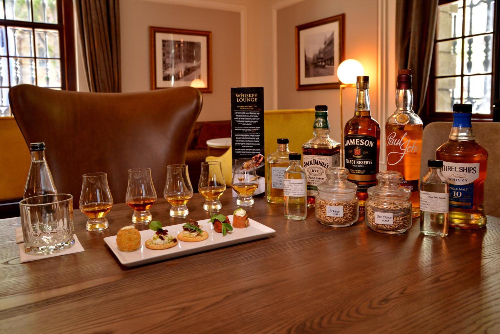 Taj Cape Town Hotel ภายนอก รูปภาพ A whisky tasting session